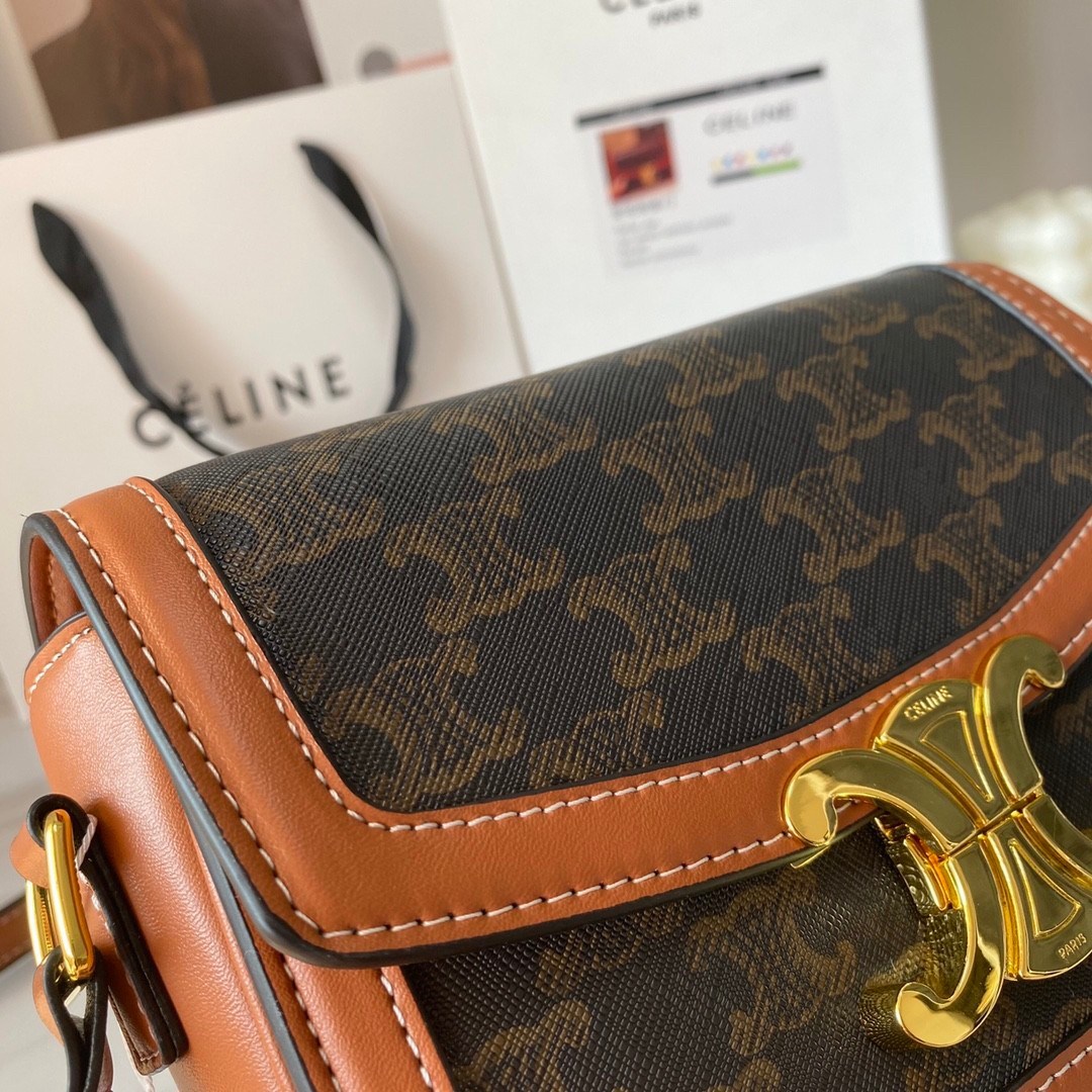 พร้อมส่งรุ่นขายดี!! CELINE CROSSBODY VIP GIFT WITH PURCHASE GWP กระเป๋าพรีเมี่ยมกิ๊ฟ Limited จาก PARFUME DUTYFREE COUNTER สวยอยู่ทรงเปิดปิดด้วยตัวล้อคด้านหน้า ภายในมีช่องใส่ของหลัก พร้อมช่องซิป ใส่กระเป๋าสตางค์กลาง + มือถือได้ ทรงนี้กำลังมาแรงมาก แมชต์ลุค