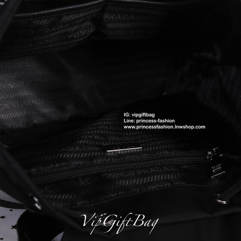 PRADA premium gift Nylon Backpack With Pocket วัสดุผ้าไนล่อนกันน้ำเนื้อหนาอย่างดี ใบนี้ ดีไซต์สวยเก๋ งานดีมากๆ อะไหล่แบรนด์ทุกจุด ใบนี้เก๋ตรงที่ เป็นเป้แบบหูรูด ทรงสวยน่ารัก แถมยังมีเปิดปิดด้วยกระดุมแม่เหล็กและแต่งด้วยเข็มขัดปรับได้ด้วย ด้านหน้ามีกระเป๋าอ
