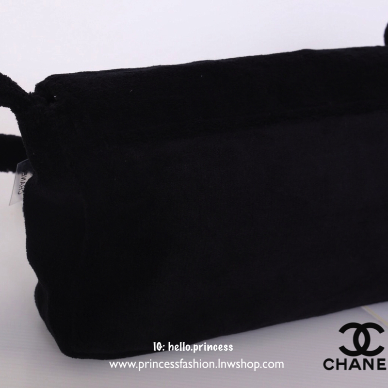 Chanel Beaute Crossbody Bag กระเป๋าสะพาย VIP GIFT ของแท้ จาก Chanel Cosmetic แท้💯 วัสดุขนวูลหนานุ่ม ตัดโลโก้แบรนด์หนังสีขาวสวยโดดเด่น น้ำหนักเบา เปิดปิดด้วยฝาปิดกระดุมแม่เหล็ก ใบใหญ่กำลังดี ใส่ iPad, กระเป๋าสตางค์ใบยาว, และของจุกจิกได้เยอะ มาพร้อม