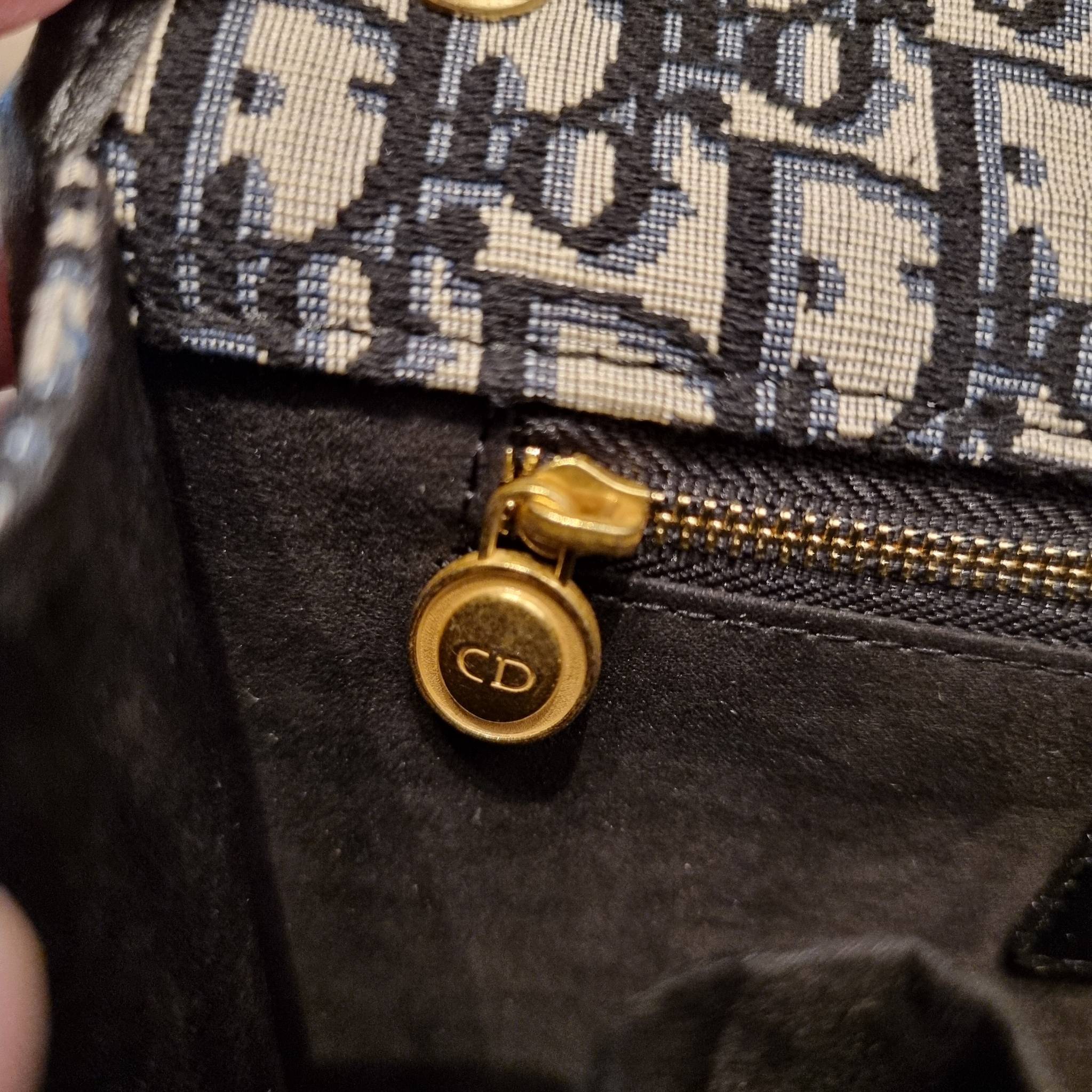 DIOR CD ADDICT FLAP BAG กระเป๋าสะพายดีไซน์คลาสสิค สวยผู้ดี โดดเด่นด้วยโลโก้และอะไหล่ตัวล็อคสีทอง เพิ่มดีเทลความหรูขึ้นไปอีก วัสดุผ้าแคนวาสทอลวดลายเอกลักษณ์ ภายในเป็นช่องโล่ง มีช่องซิป สายสะพายโซ่ในตัว ปรับใช้ได้ 2 แบบ สะพายข้าง หรือสะพายโซ่คู่ที่ไหล่ก็สะด