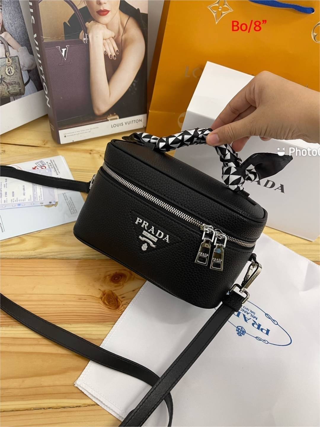 PRADA BOX Leather Shoulder Bag กระเป๋าทรงกล่อง ดีไซน์ยูนีค ไม่ซ้ำ สวยมีสไตล์ มีหูจับในตัว และสายสะพายข้างมาให้ ภายในเป็นช่องโล่ง จัดไปเท่ก่อนใครได้เลย