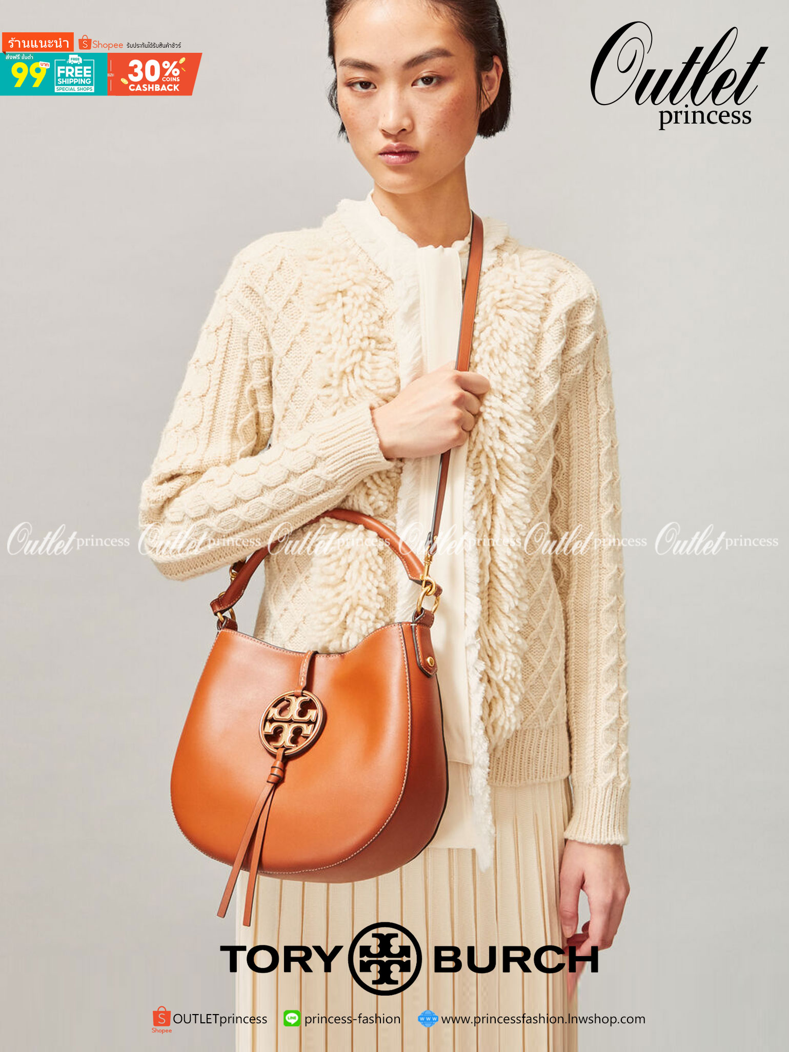 Tory burch miller metal-logo mini hobo bag มีกลิ่นอายสุดคลาสสิก ได้รับแรงบันดาลใจมาจากการขี่ม้า จึงได้ดีไซน์กระเป๋าออกมาในรูปแบบอานหลังม้าสุดเก๋ที่สามารถนำไปมิกซ์แอนด์แมทช์กับสไตล์การแต่งตัวได้หลายชนิด ไม่ว่าจะเป็นกับเดรสทรงยาวหรือกางเกงยีนแสนเท่ตัวโปรดขอ