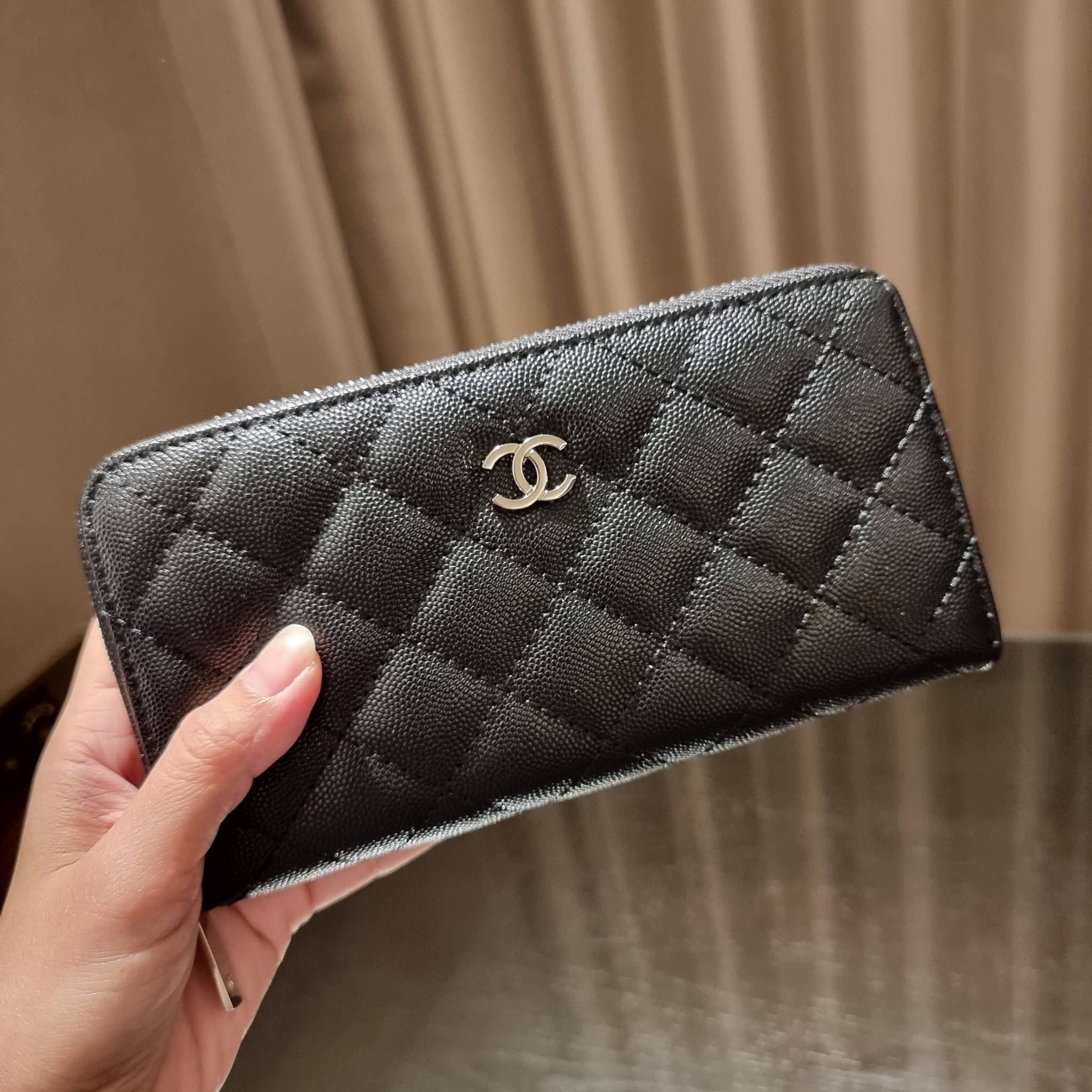 VIP 】กระเป๋าสตางค์ใบยาวรุ่นซิปรอบ สวยรับทรัพย์จาก Chanel วัสดุหนังลายคาร์เวีย ใช้แล้วขับผิวสุดๆ เปิด-ปิดด้วยซิปรูดรอบใบ ใช้งานง่าย ภายในกระเป๋ามีช่องใส่บัตรได้ ใส่ธนบัตรหรือเหรียญได้ มีช่องซิปแยกอีกหนึ่งช่อง ดีไซน์เรียบหรูแบบนี้ สาวๆห้ามพลาดกันน้า!! ซื้อใ