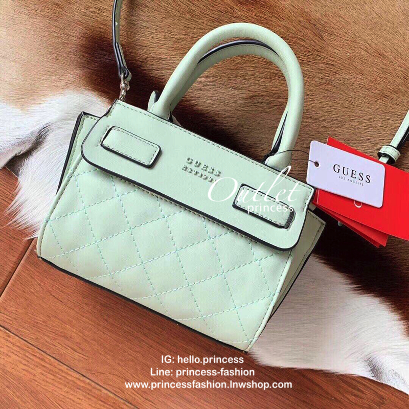 GUESS ELLIANA QUILTED MINI SATCHEL BAG กระเป๋าสะพายรุ่นยอดนิยม วัสดุ PU คุณภาพดี นิ่ม น้ำหนักเบาด้านหน้าประดับด้วยโลโก้แบรนด์สุดหรู เปิดปิดกระเป๋าด้วยซิปสะดวกใช้ ด้านในกว้างมีช่องซิปสำหรับใส่ของ ใส่มือถือได้ทุกรุ่น ซับในลายแบรนด์ สายสะพายหนังเลื่อนปรับระด