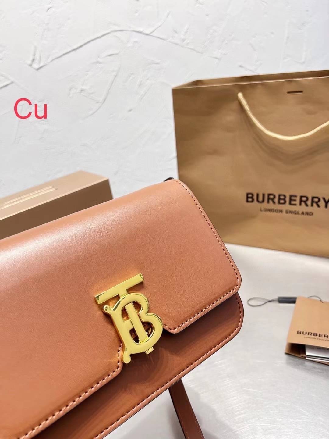 BURBERRY Leather Medium TB Bag / BURBERRY FRAGRANCES CROSSBODY BAG กระเป๋าสะพายหนังเรียบสวยอยู่ทรงดีไซน์ยอดนิยมประดับโลโก้แบรนด์ทองด้านหน้า เปิดปิดด้วยฝาปิดสัญลักษณ์ตัวB ภายในมีช่องแบ่งเป็นสัดส่วนมีช่องซิปหัวซิปแบรนด์
