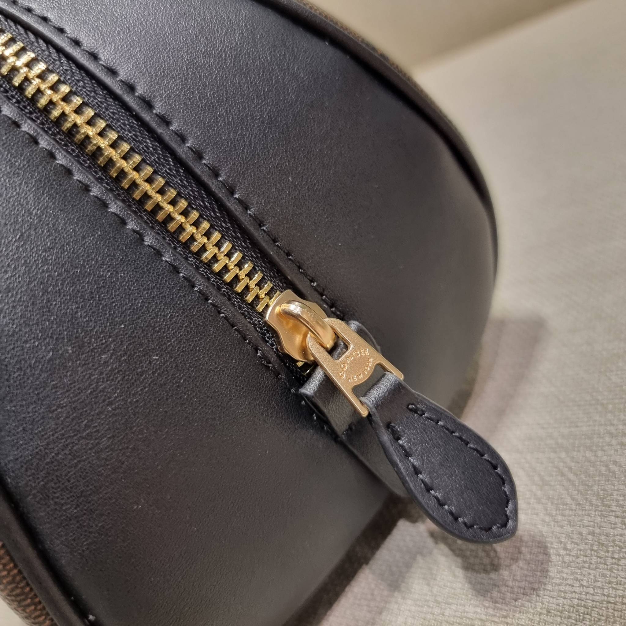 COACH SYDNEY SATCHEL BAG CA202 CA591 CB596 ใหม่ล่าสุด กับคอลที่สาวๆต้องหลงรัก กระเป๋าสะพายทรง satchel ที่มีรูปทรงดึงดูดสายตา สวยแรกเห็น วัสดุหนัง crossgrain พร้อมหูจับในตัว เปิด-ปิดด้วยซิป ภายในโล่งกว้าง ขนาดกำลังดี มีสายครอสให้ ปรับได้ตามชอบ ใบจริงลูกคุณ