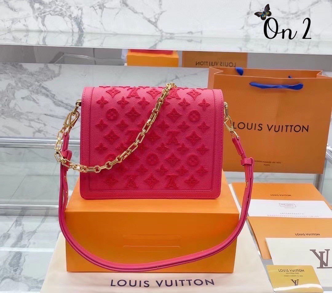LV Dauphine Rose Fluo ไม่มองไม่เหลียวไม่ได้แล้ว!! ความหรูที่โดดเด่นโลโก้ปั้มนูนจากผ้ากำมะหยี่ สร้างดีเทลผู้ดี ลูกคุณมากๆ กระเป๋าสะพาย ดีไซน์เลิศ สวยปังในราคาโดนใจ แบบนี้ใครไหวไปก่อน ไม่ไหวก็ต้องสั่งได้เลยจ้า!!