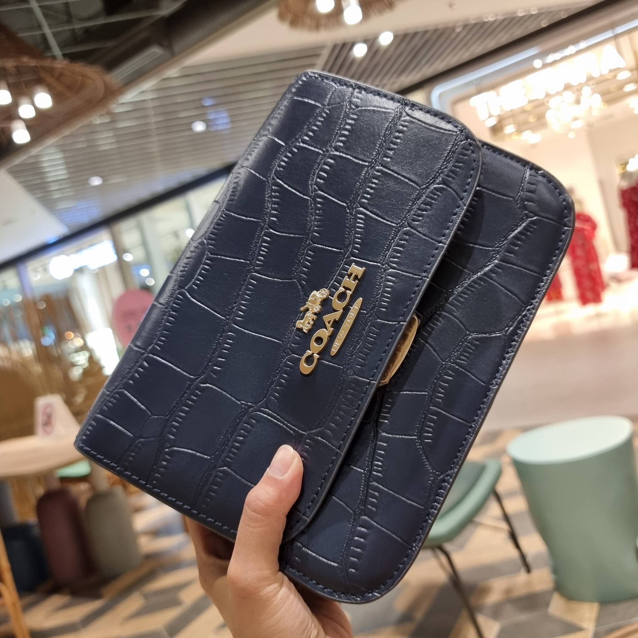 COACH C5631 BRYNN FLAP CROSSBODY แซ่บที่สุด ใหม่ที่สุด!! คอลเลคชั่นใหม่!! มองยังไงก็หลงรักละสายตาไม่ไหว กระเป๋าสะพายข้างลุคไฮน์ ที่ดีไซน์ออกมาได้ปัง และดูแพงมากๆ ด้วยดีเทลคลาสสิค รูปทรงใช้งานง่าย เรียบๆแต่มีดีเทล วัสดุหนังลายจระเข้ สวยม้าก!!! เปิด-ปิดด้วย