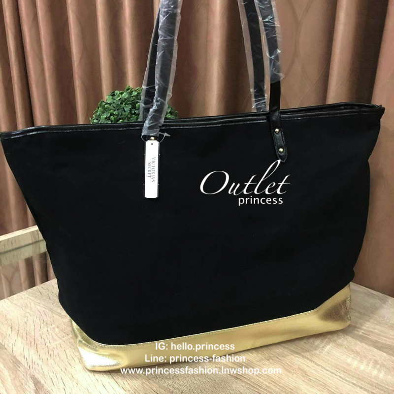 VICTORIA’s SECRET Black and Gold Carryall Zippered Tote Bag กระเป๋าถือหรือคล้องบ่า สไตล์sport วัสดุผ้าแคนวาส ด้านหน้าสกรีนโลโก้เป็นสีทองบนพื้นสีดำดูโดดเด่น เปิดปิดด้วยซิปเดียวด้านบน ภายในกว้าง ใส่เสื้อผ้าสัมภาระสำหรับออกทริปหรือเล่นกีฬา/โยคะ ใบนี้จัดได้เล