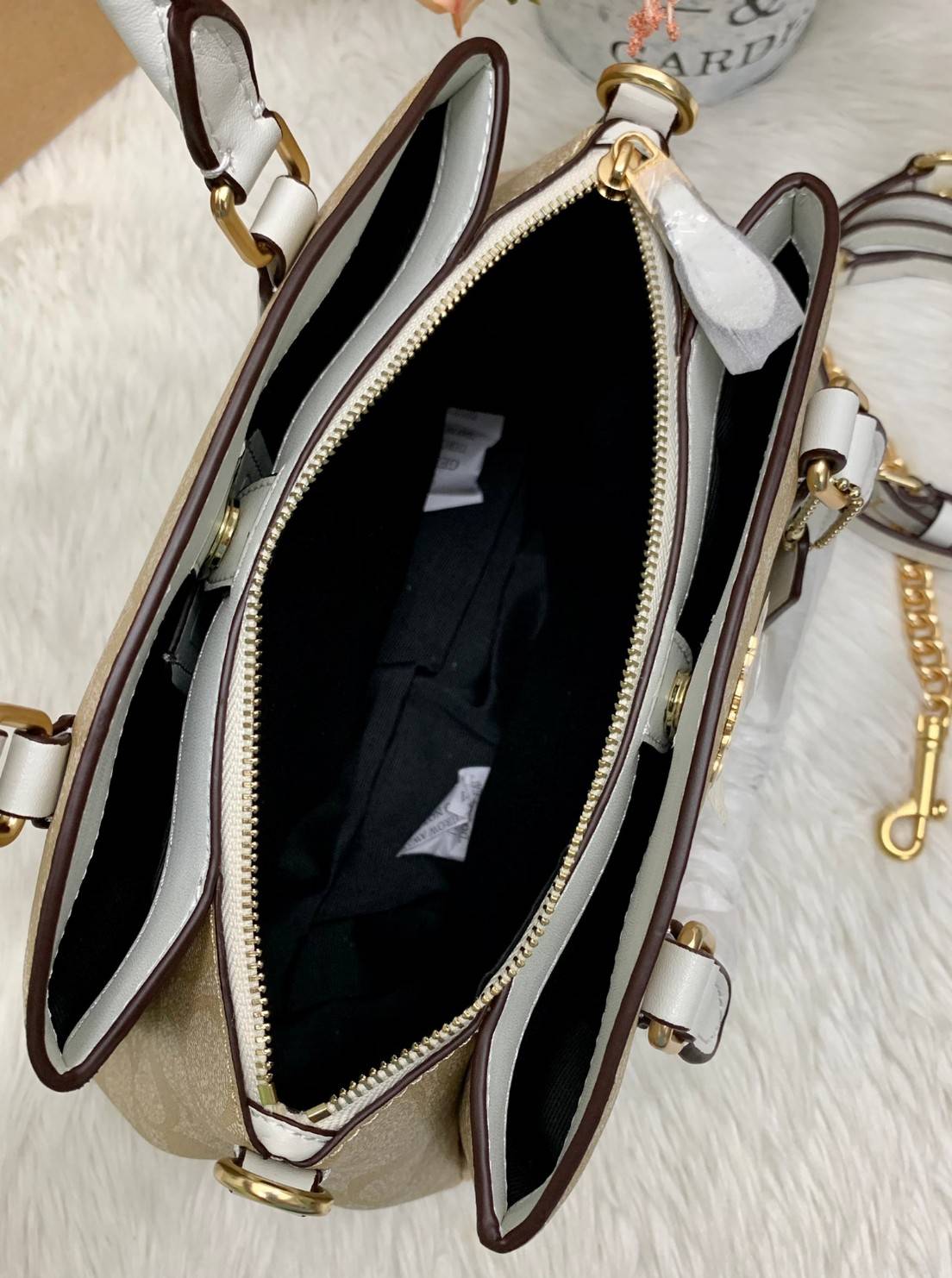 COACH MINI SAGE CARRYALL IN SIGNATURE 🌈กลับมาแล้ว รุ่นที่สาวๆหลายคนถามหาค่ะ! กระเป๋าหิ้วได้//สะพายข้างได้ pvc หนังนิ่มอย่างดีค่ะ กระเป๋าแบ่งออกเป็น3ช่อง มีเป็นช่องซิปกลาง แต่ละช่องกว้างใส่ของจำเป็นได้ครบเลยนะคะ พร้อมสายสะพายแบบโซ่ต่อหนังถอดออกได้เ