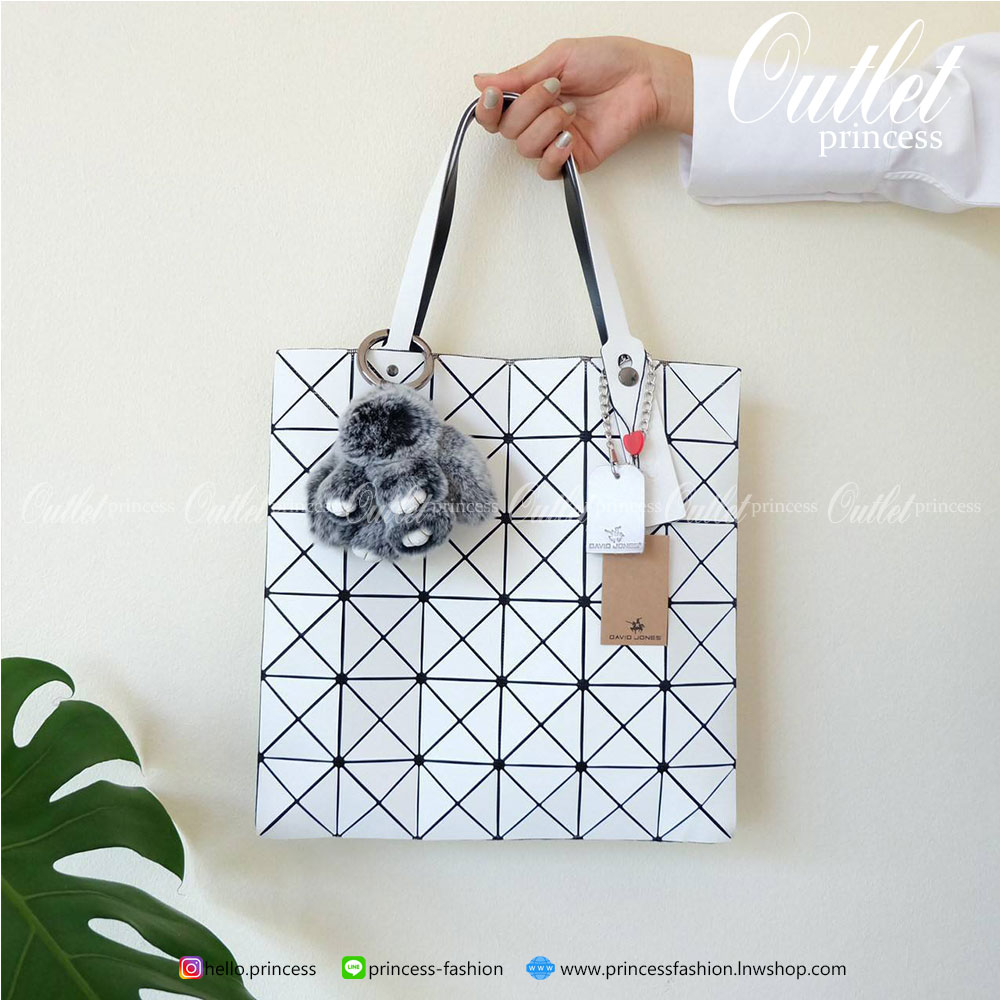 💕ทรงสุดฮิตจากแบรนด์ David Jones รุ่น Candy color ใบนี้ มาพร้อมกับน้องกระต่าย DV ขนฟู นิ่มๆ สีเข้า set กับกระเป๋าคะ กระเป๋า ทรง Tote ตัวกระเป๋าเย็บติด ด้วยแผ่นอคิลิค ตัดขอบลายวิ้งๆ สุดหรู ดีไซน์เกร๋ จุดเด่นที่ น้ำหนักเบา สามารถ ถือ หรือ สะพายไหล่ได