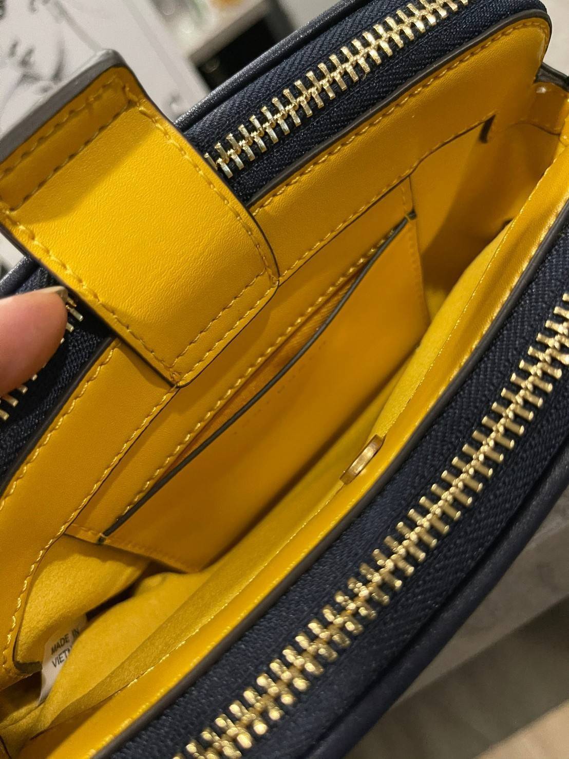 ของแท้ 💯% Tory burch t monogram jacquard double-zip mini bag พลาดไม่ได้กับTory burch ที่รนำเอาลวดลาย T Monogram มารังสรรค์ลงบนไอเท็มต่างๆ ในคอลเล็กชั่นการทอลายแบบแจ็กการ์ดสุดประณีต