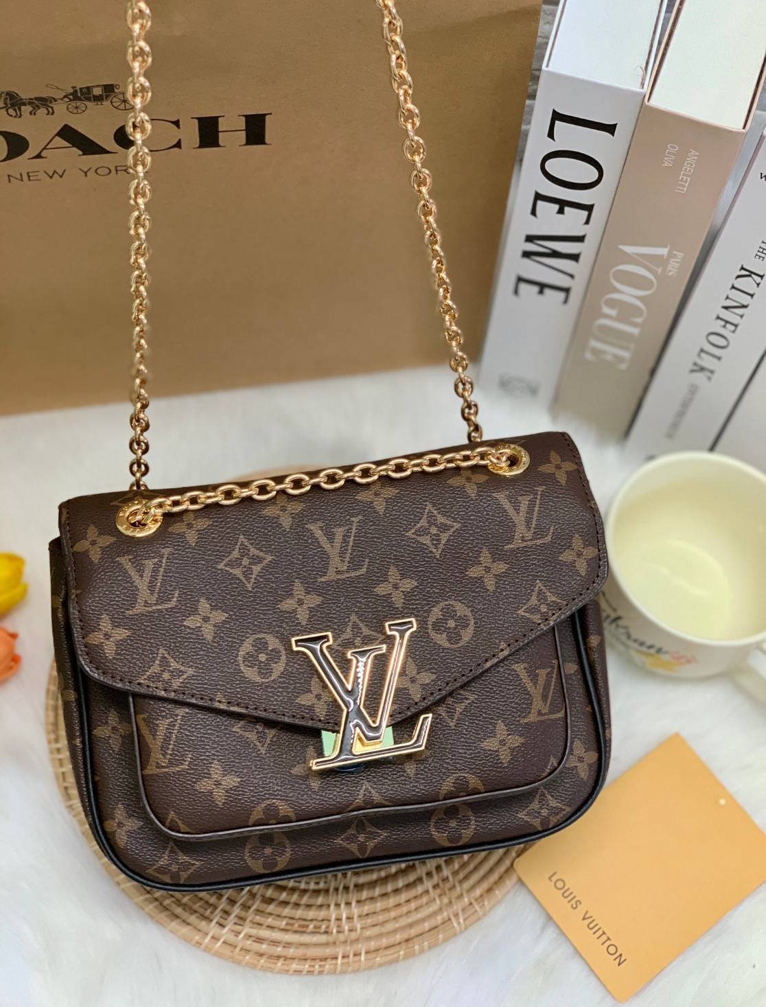 LOUIS VUITTON PASSY MONOGRAM 2 WAYS HANDBAG พร้อมส่งความสวย! กระเป๋า LV จาก Premium gift ต่างประเทศ ✔️รุ่นนี้เป็นหนังแท้ลาย monogram ทรงกระเป๋าคือสวยหรู ดูดีมากๆค่ะ