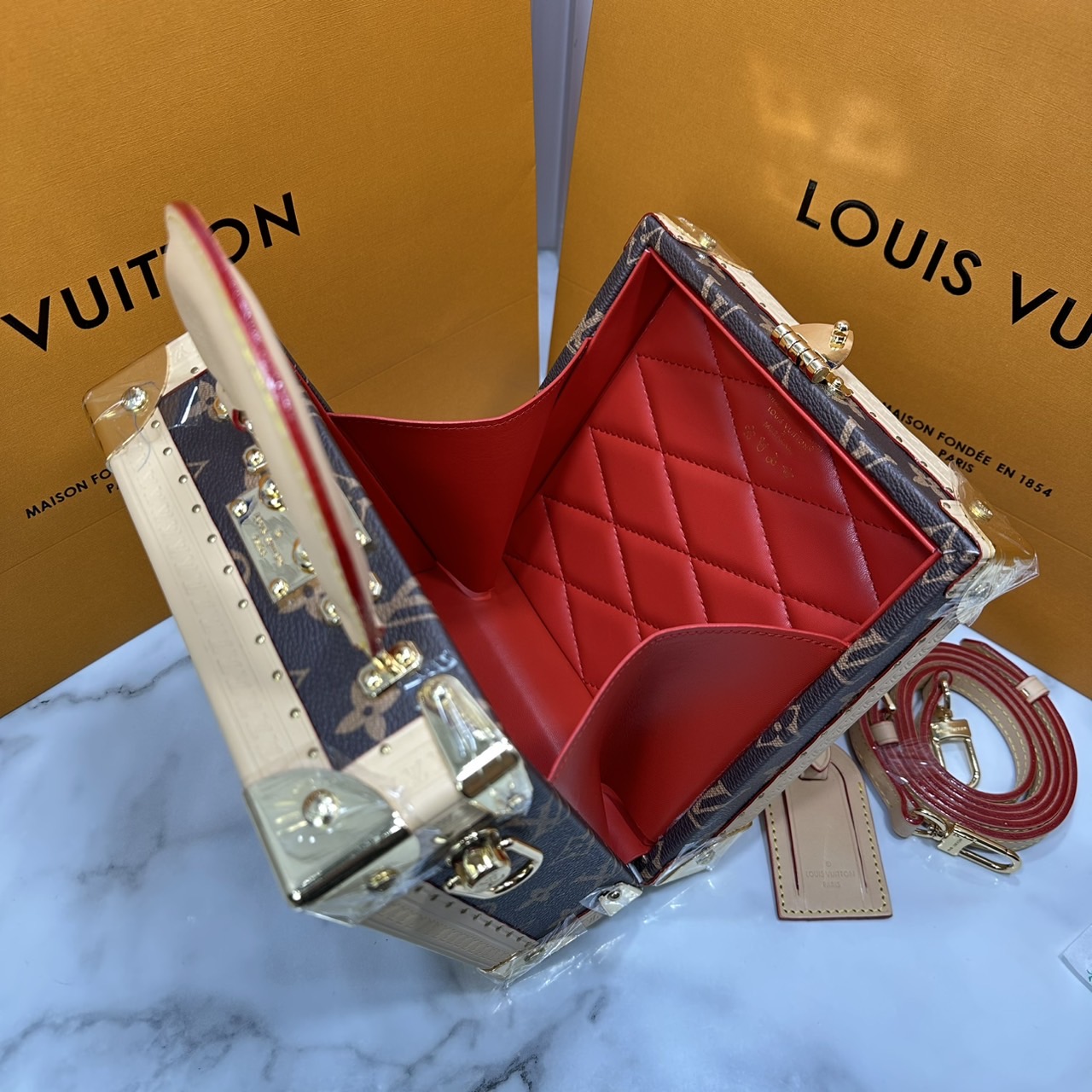 ORI หนังแท้ | LV x TM Mini Square Trunk Cherry Monogram Canvas กระเป๋าสะพายทรงกล่องทรังค์ดีไซน์ขนาดเล็กพกพาสนุก เอกลักษณ์เหนือกาลเวลา Monogram แคนวาสแสนคลาสสิกประดับลายเชอร์รี่สไตล์ Kawaii