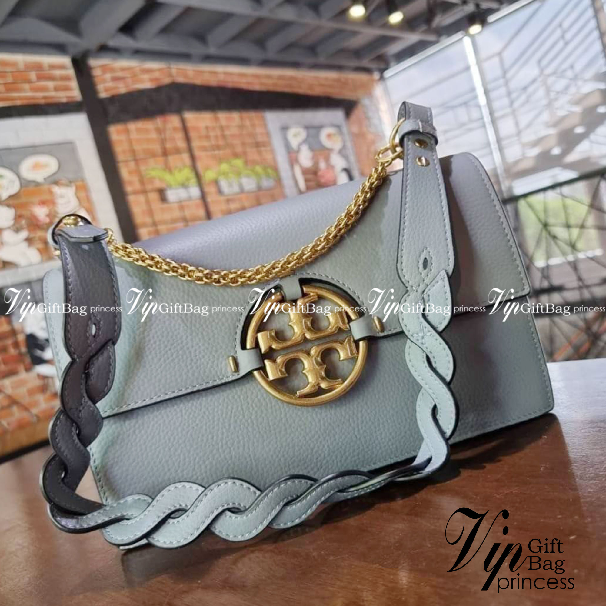 TORY BURCH MILLER SHOULDER BAG รุ่นยอดนิยม รุ่นหายาก รุ่นที่สาวๆตามหา ใบนี้เลย!! สวยหรู ผู้ดีทุกสี กระเป๋าสะพายไหล่ ดีไซน์อยู่ทรง คลาสสิคแฝงความหรูด้วยโลโก้สีทองอร่ามโดดเด่น วัสดุหนัง pepble สลับหนังวัวแท้ เปิด-ปิดด้วยกระดุมแม่เหล็ก ภายในโล่งกว้างมาก แบ่ง