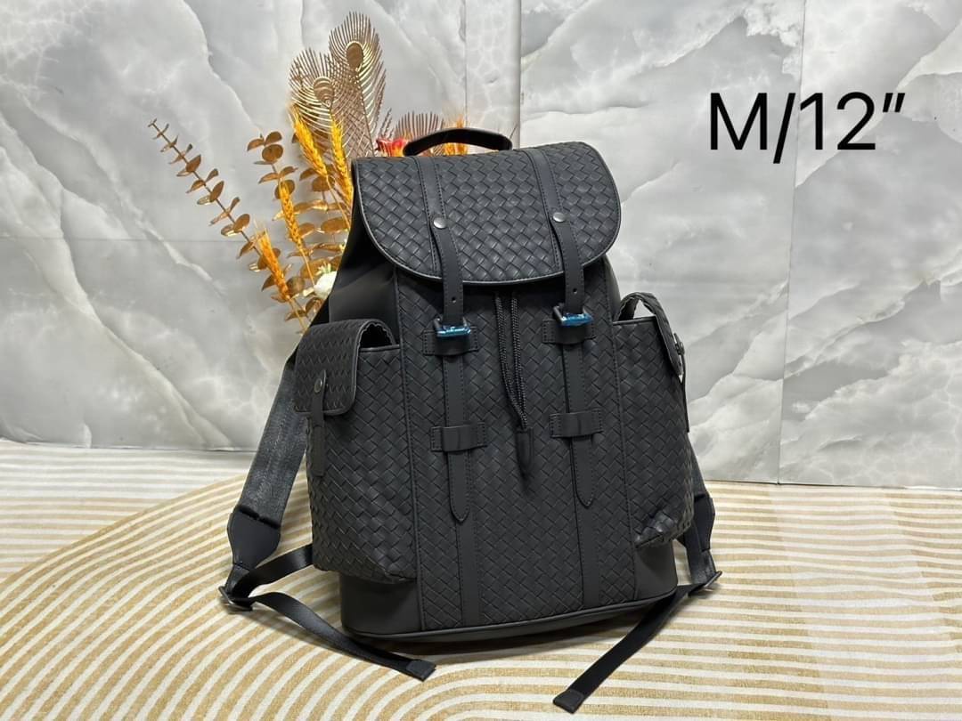 Bottega Veneta Shadow Signature Flap Backpack กระเป๋าเป้ โดดเด่นด้วยงานสานตารางสวยคลาสสิคเรียบหรูเป็นเอกลักษณ์ ดีไซน์เรียบง่าย แต่ดูแพง กิมมิคที่ใครๆก็อยากเป็นเจ้าของ