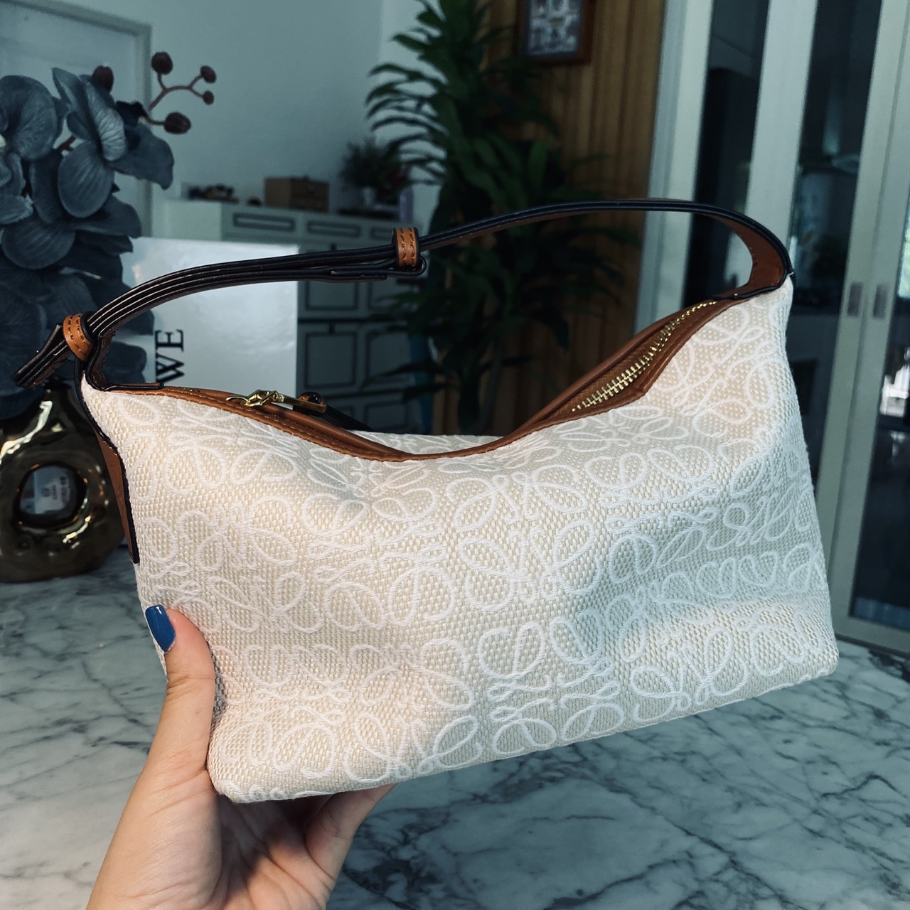 LOEWE Cubi Small Logo Canvas Top Handle Bag กระเป๋าทรงสวยดีไซน์ยอดฮิตประจำปีเลย! ปักโลโก้แบรนด์บนผ้าทั้งใบเป็นเอกลักษณ์ หูจับปรับได้ สวยหรูวินเทจ