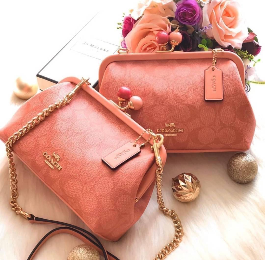 NORA KISSLOCK CROSSBODY (COACH C1451) ครอสบอดี้รุ่นนี้ น่ารักมากค่ะ ขนาดกำลังน่ารักเลยค่ะ ลูกคุณมากๆ ไม่เล็กและไม่ใหญ่มากเกินไป รุ่นนี้สามารถถอดสายสะพายได้ค่ะ ใส่ไอโพนตระกูลพลัสได้ ใส่กระเป๋าสตางค์ใบเล็กได้สบายๆเลยค่ะ