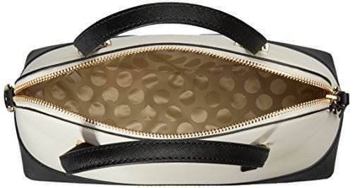 Kate Spade New York Cedar Street Maise CrossBody Bag กระเป๋าถือหรือสะพาย หนังลาย Saffiano สีทูโทนดำขาว สวยอยู่ทรงอด้านหน้าประดับ logo brand เปิดปิดด้วยซิป ภายในมีช่องซิป และช่องเล็ก ใส่กระเป๋าสตางค์ใบยาว ของใช้ ได้เยอะ มีหมุดรองฐานกันรอยสี่มุม มาพร้อมสายส