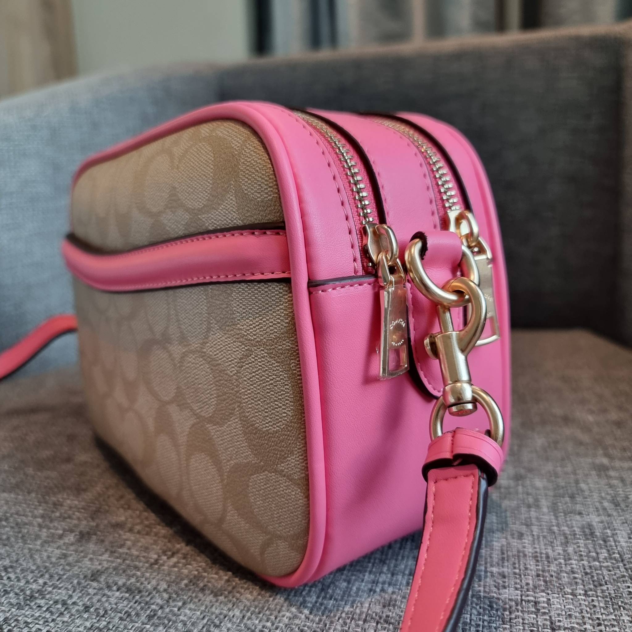 OUTLET 】COACH F68168 JES CROSSBODY IN SIGNATURE CANVAS รุ่นยอดฮิต!! กระเป๋าสะพายข้าง รุ่น 2 ซิป ใบใหญ่จุใจ สีคลาสสิคขายดี!! วัสดุหนังแคนวาสเคลือบลาย เปิด-ปิดด้วยซิป 2 ช่องหลัก ใช้งานง่าย ทรงสวยมากๆรุ่นนี้ มาพร้อมสายสะพาย crossbody ปรับได้ตามตัว ภายในใส่ขอ