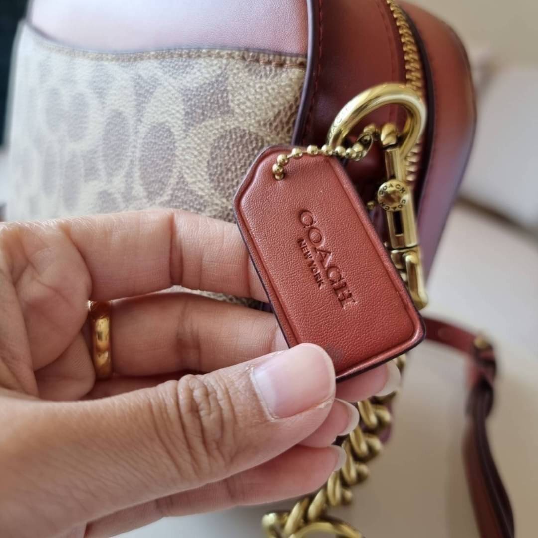 COACH 31208 CAMERA BAG IN SIGNATURE CANVAS รุ่นหายาก กระเป๋า crossbody ทรงกล่องสวยหรู ดีไซน์ลงตัว สีแทนรัสท์โดดเด่น วัสดุหนังแคนวาสเคลือบลาย ตัดด้วยอะไหล่ทองเหลือง สวยเข้ากันสุดๆ!! เปิด-ปิดกระเป๋าด้วยซิปพวงหนัง ภายในโล่งกว้าง ใส่ของสำคัญได้ครบ ใบนี้ใบเดีย