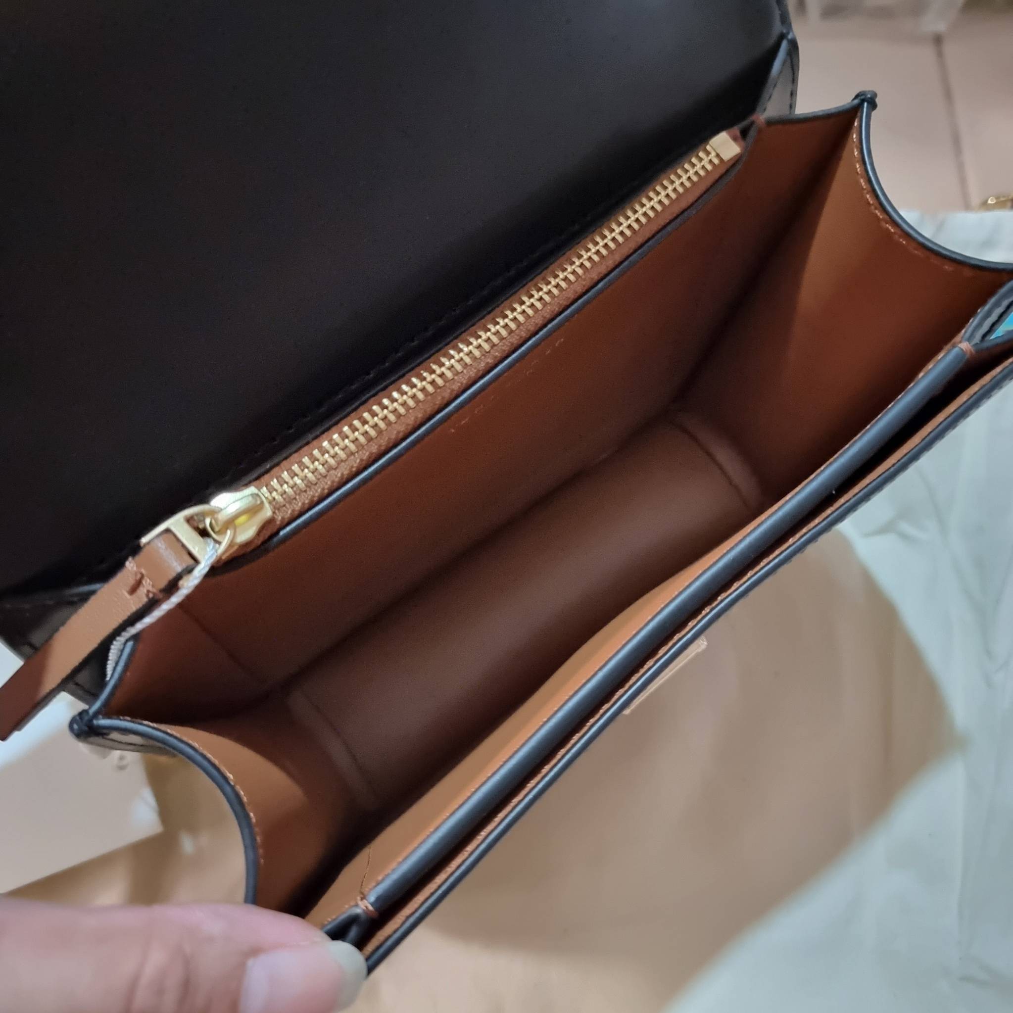 TORY BURCH ELEANOR SMALL CONVERTIBLE SHOULDER BAG ฮอตไอเท็ม รุ่นนี้ขายดีขายหมด สวยหรู คุณหนู ผู้ดี!! หายากมากแล้วน้า กระเป๋าสะพายข้าง ดีไซน์อยู่ทรง ขนาดกำลังสะดวกใช้สำหรับสาว วัสดุหนังแท้เต็มใบ สีทูโทน เปิด-ปิดด้วยแถบแม่เหล็ก ภายในแบ่งสัดส่วนได้เป็นอย่างด