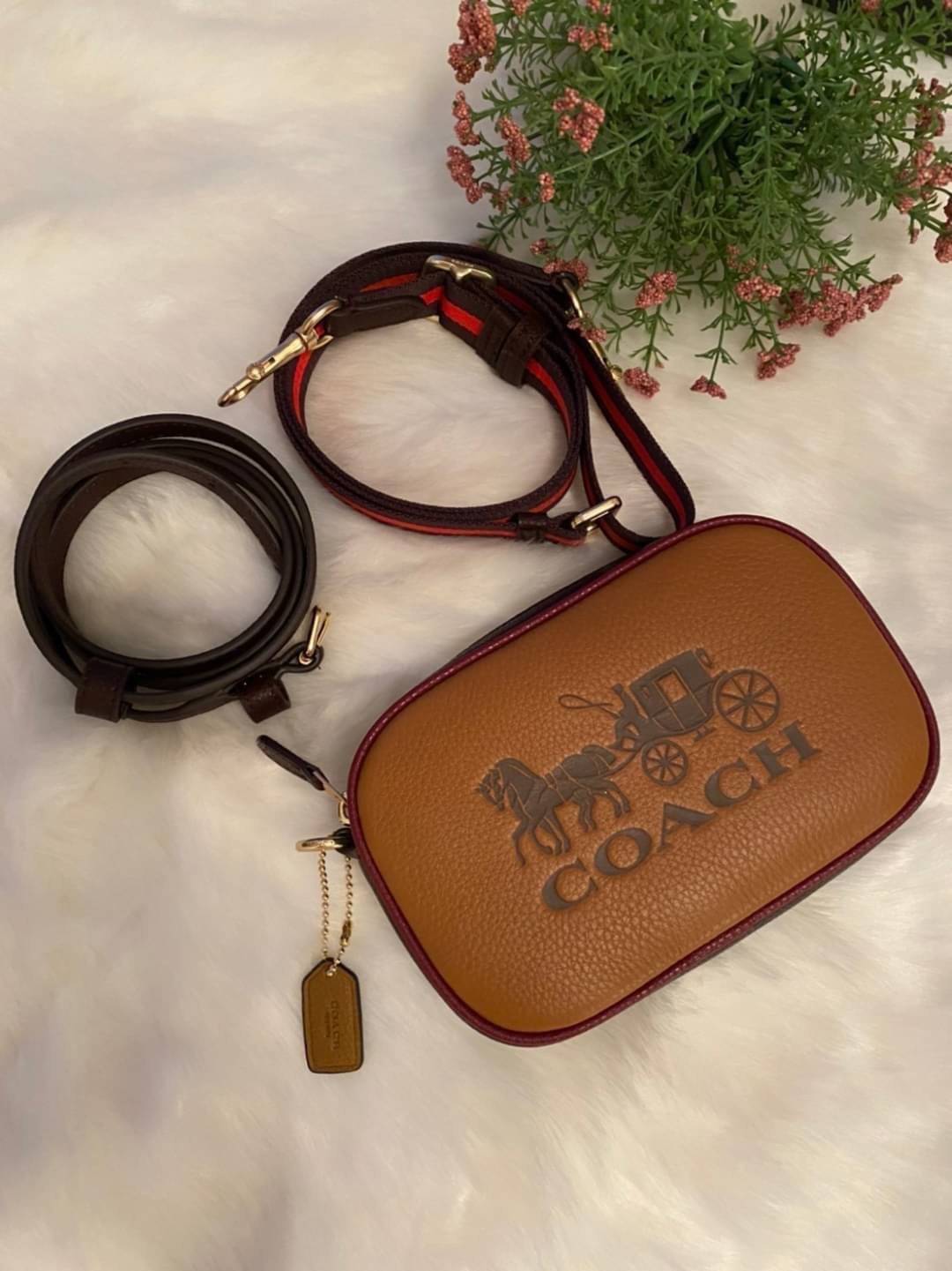 COACH JES CONVERTIBLE BELT BAG IN COLORBLOCK 2IN1 !! กระเป๋าคาดอก/สะพายข้าง ใช้ได้ถึง 2 แบบ!! คุ้มค่ามากที่สุด!! วัสดุหนัง pepble ดีไซน์เรียบ แต่หรู ภายในเป็นช่องโล่ง ใบนี้สาวๆที่ไม่ชอบพกของเยอะ เหมาะมากๆน้า 🙇♀️ ของดีราคาจับต้องได้ ไอเท็มนี