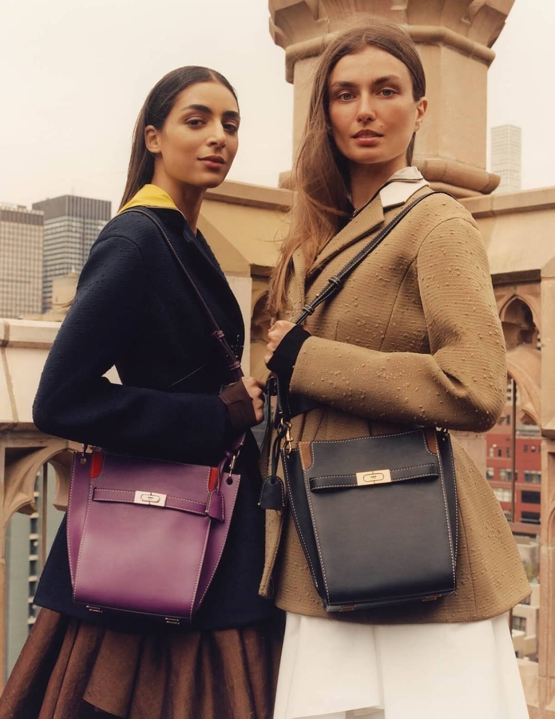 Large TORY BURCH LEE RADZIWILL PEBBIED BAG ((139014)) เป็นรุ่นที่สวย หรู น่าใช้มากๆค่ะ! ลุคหรูดูดีมากๆ กับกระเป๋าสะพายข้างจากTB ใบใหญ่