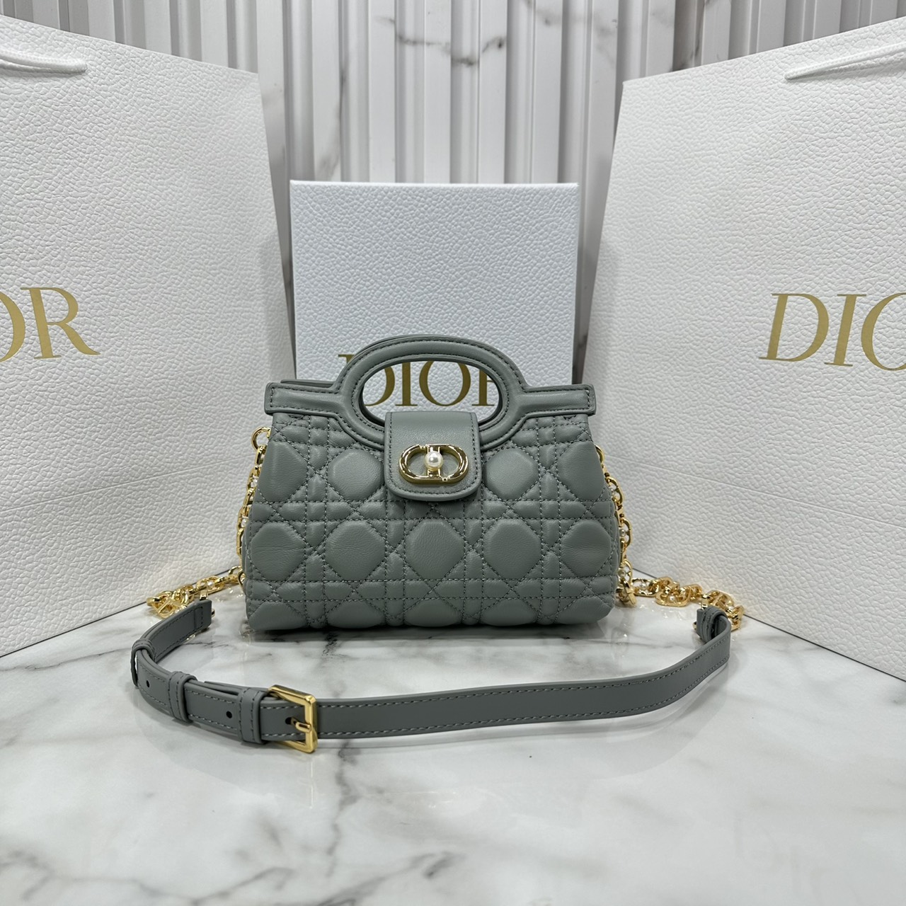 ORI หนังแท้ | Dior Jolie Top Handle Mini Bag กระเป๋าสะพายโจลี่ไซส์มินิหูจับในตัว ดีไซน์หรูหรา โดดเด่นด้วยฝาพับโลหะสีทอง ประดับมุกเรซินสีขาว มาพร้อมสายโซ่มีหนังรองบ่า สะพายไหล่หรือสะพายข้างได้ ทั้งกลางวันและกลางคืน