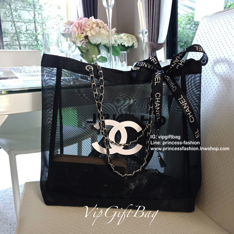 สีเงินสุดหรู **ถึงไทยแล้วค่ะ ---- ซื้อ1ได้ถึง2 !!! ---- Chanel Shopping Ribbin bag Chain With + Cosmetic Pouch กระเป๋าสะพายใบใหญ่ทรง Shopping พร้อมกระเป๋าใส่เครื่องสำอางค์ ใบเล็ก จากงานพรีเมี่ยมกิ้ฟของแท้นำเข้าจาก Chanel Perfume Counter ใบใหญ่วัสดุ Nylon 