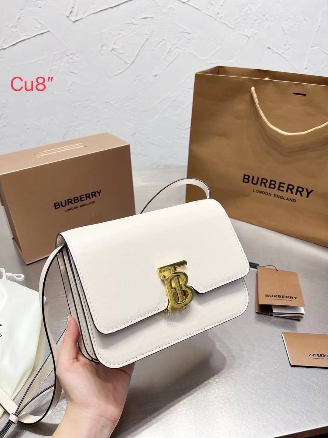 BURBERRY Leather Medium TB Bag / BURBERRY FRAGRANCES CROSSBODY BAG กระเป๋าสะพายหนังเรียบสวยอยู่ทรงดีไซน์ยอดนิยมประดับโลโก้แบรนด์ทองด้านหน้า เปิดปิดด้วยฝาปิดสัญลักษณ์ตัวB ภายในมีช่องแบ่งเป็นสัดส่วนมีช่องซิปหัวซิปแบรนด์