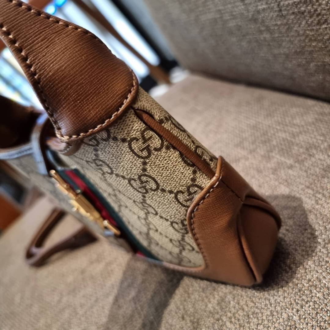 GUCCI Jackie 1961 Mini Hobo Bag GC MULTI BAG น้องคนสวย ใบเล็กแต่สุดว้าว กระเป๋าถือ/สะพายข้างวีไอพี พรีเมี้ยมกิ๊ฟที่จะทำให้หลงรักกันไปแบบสุดๆ น้องน่ารักมีดีเทลแฝงความหรูในตัว วัสดุหนังแคนวาสทนทาน อยู่ทรง ปากกระเป๋ามีตัวล็อค ภายในเป็นช่องโล่ง มีช่องใส่บัตรภ