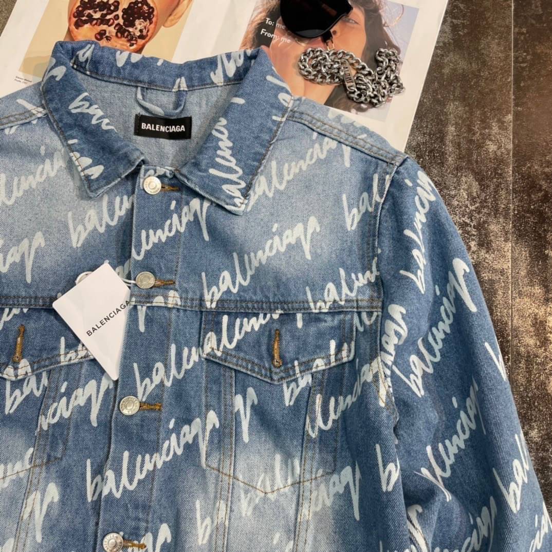 Balenciaga all-over logo denim jacket / BALENCIAGA Jacket เกรดออริจินอล มีป้ายแท็กที่คอเสื้อ ใส่ได้ทั้งผู้หญิงผู้ชาย พร้อมส่งที่ไทย