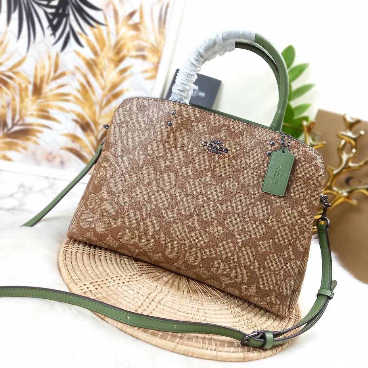 หัวใจจะวาย!! ละมุนมาก ลุคคุณหนูสุดๆ COACH MINI LILLIE CARRYALL (COACH F91494)🌺 ใช้ดีจนต้องบอกต่อ อีกแล้วจ้า ใครๆก็ถามหา😍>>>ทรงถัง รุ่นใหม่ 10 นิ้ว ขนาดกำลังดี เหมาะมือมาก มี 3 ช่องด้านใน ช่องกลาง เปิด-ปิด ด้วยซิป ส่วน 2 ช่องด้านข้