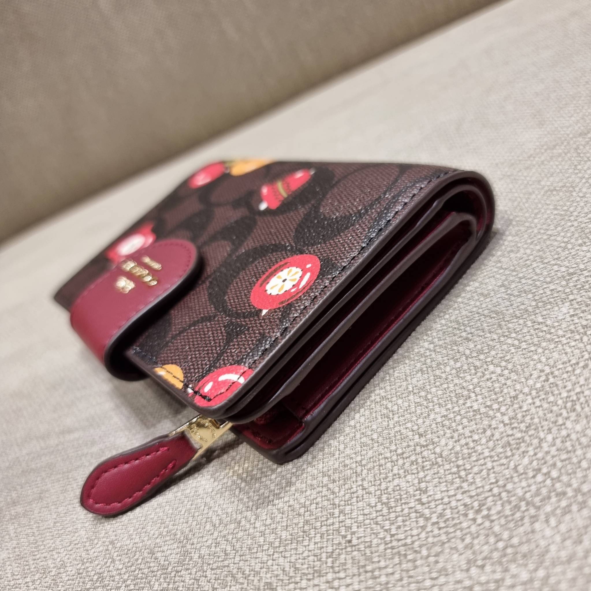 COACH C7414 MEDIUM CORNER ZIP WALLET WITH ORNAMENT PRINT คอลเลคชั่นใหม่ กระเป๋าสตางค์ใบกลาง ดีไซน์ใหม่ สุดหรู คละลายพริ้นท์เต็มใบ น่าใช้ไปอีก วัสดุหนังแคนวาสเคลือบลาย ภายในมีช่องใส่บัตร ใส่ธนบัตรได้ครบ และมีช่องซิปแยก ใบจริงสวยมากๆ แนะนำจ้า ราคาสุดคุ้มครบ