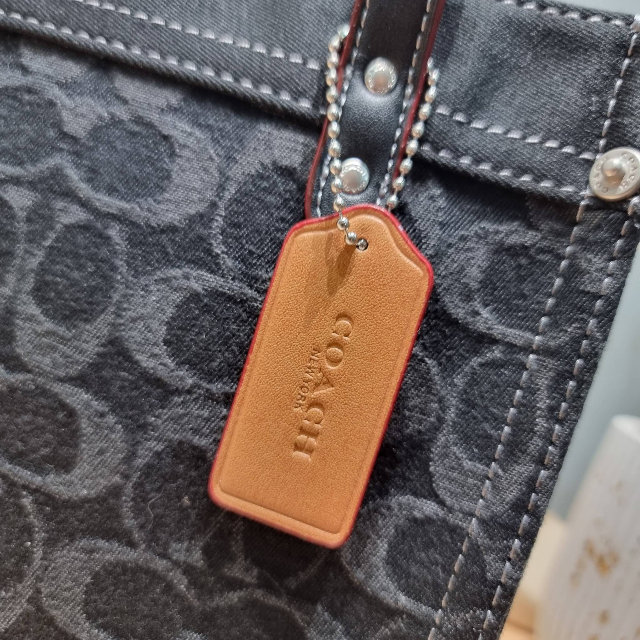 COACH CG091 FIELD TOTE 22 IN SIGNATURE DENIM คอลเลคชั่นใหม่ สีหายาก กับกระเป๋าทรงโท้ท ไซส์กำลังสวย ดีเทลปั๊มผิวเต็มใบ ดูดี มี texture