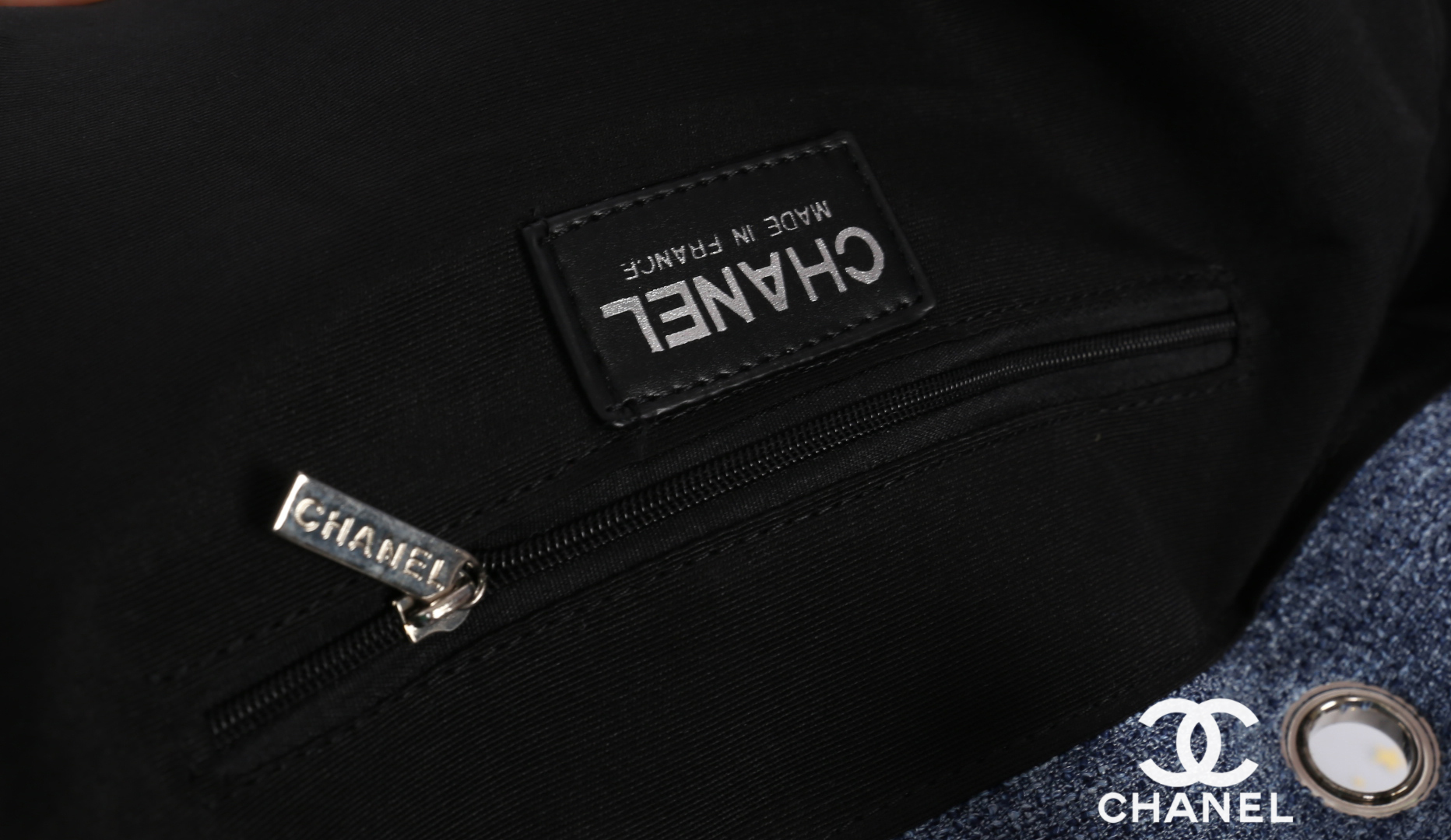 Chanel Tote canvas premium gift จากแบรนด์ Chanel กระเป๋าสะพาย Chanel Tote canvas โลโก้ปัก กระเป๋า ทรง Tote ผ้า canvas เนื้อหนาอย่างดี มีซับใน ด้านหน้าปักโลโก้แบรนด์หรู **จุดเด่นที่ หูจับมี 2 แบบคือ แบบสายหนัง และ โซ่ สามารถ สะพายไหล่ได้คะ ใบใหญุจุของคุ้ม