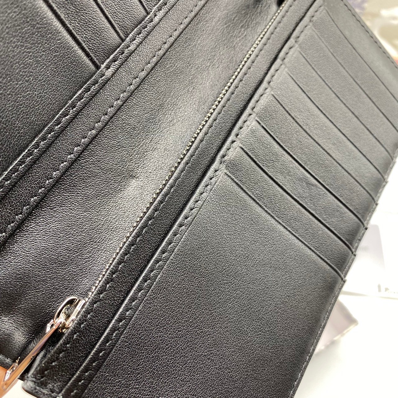 หนังแท้ DIOR LONG WALLET MONOGRAM / DIOR WALLET กระเป๋าสตางค์ใบยาว เอกลักษณ์ของความหรู วัสดุหนังแท้และผ้า Jacquard อย่างดีสวยงามที่สุด ผสมผสานความสง่างามและคลาสสิกที่เข้ากับยุคสมัย ด้านหน้าโดดเด่นด้วยซิกเนเจอร์แบรนด์ เป็นอีกหนึ่งรุ่นที่ดาราเชเลปใช้กันเยอะ