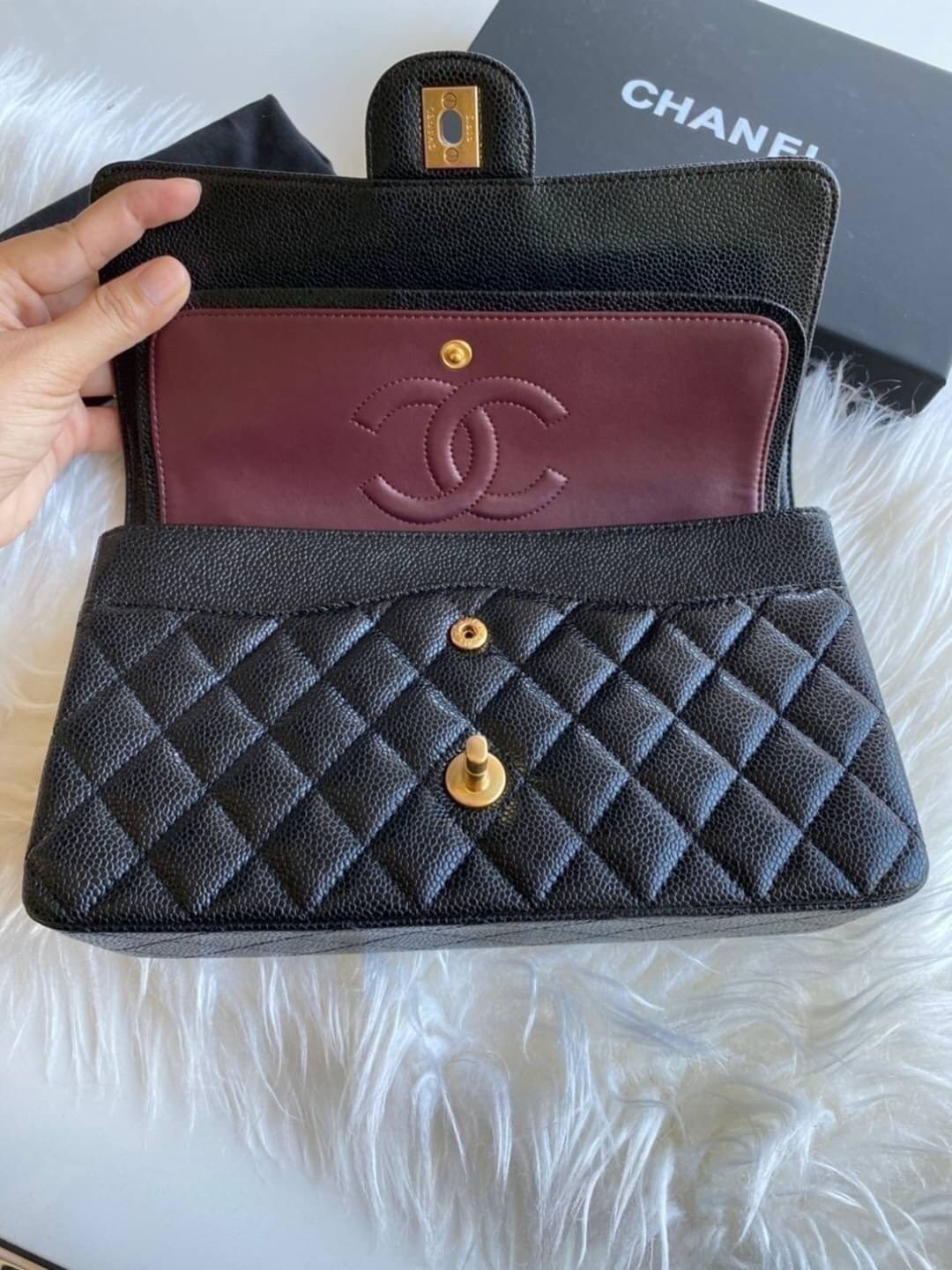 VIP GIFT 】หนังแท้ CHANEL Classic black caviar (อะไหล่เงิน/ทอง) กระเป๋าสะพาย LOOK Cool ใบนี้ ไม่มีถือว่า Out มากๆ ไม่ต้องพูดถึงความสวยเยอะ เพราะยอดขายถล่มทลาย ไม่มีไม่ได้แล้วค่าา