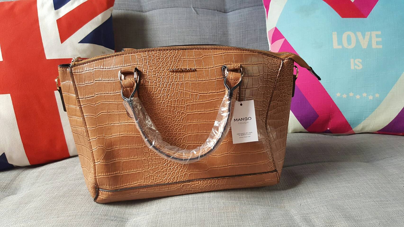 Mango touch croc tote bag กระเป๋าสะพายสุดคลาสิค ทรงสุดหรู New Collection ยี่ห้อ MANGO TOUCH แท้ รุ่น Croc Tote Bag วัสดุหนังลายปั๊ม หนังจระเข้ ตั้งอยู่ทรงสวย อะไหล่ทองทั้งใบออกแบบหนังแบนเวลาวาง แต่งให้หรู ด้วยอะไหล่ทอง ทั้งใบ มาพร้อมสายสะพายยาวปรับได้ค่ะ 