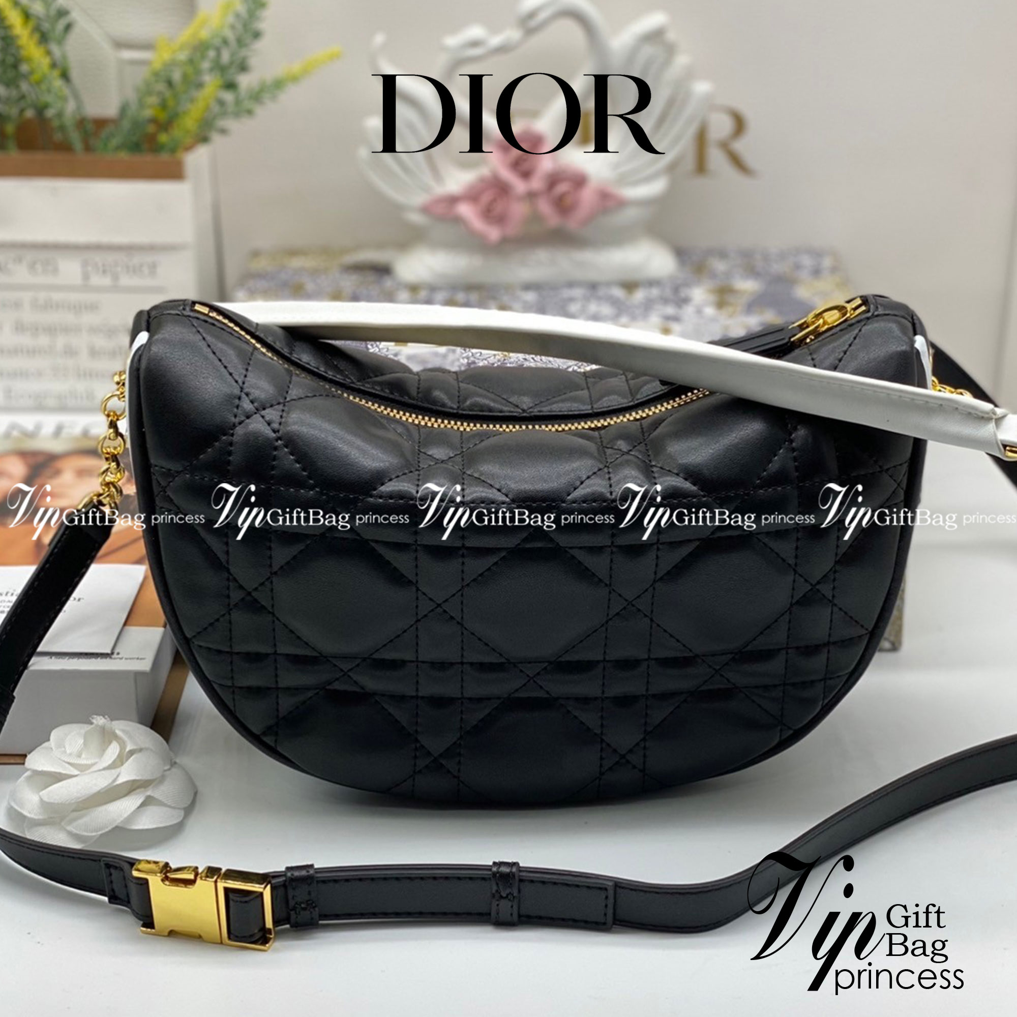 หนังแท้ DIOR MEDIUM DIOR VIBE HOBO BAG รุ่นใหม่ล่าสุด พร้อมส่งที่ไทย เกรดออริจินอลหนังแท้ สวยมากค่ะ ภาพสินค้าถ่ายจากงานขายจริง ใช้งานต่างประเทศได้