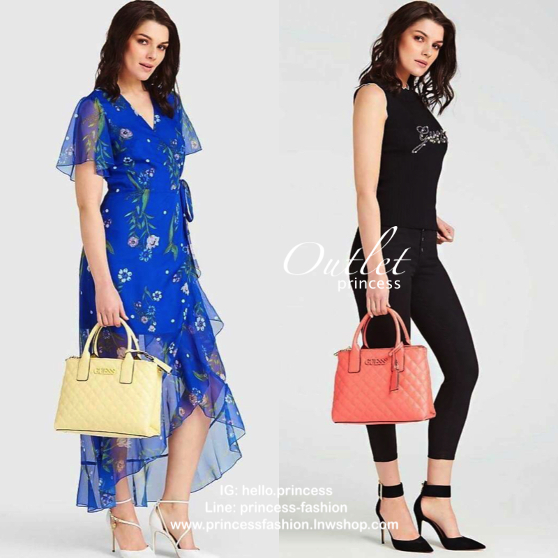 Guess Elliana Quilted-Look Handbag กระเป๋าสะพายรุ่นใหม่ล่าสุดจาก Guess วัสดุหนังนิ่มเรียบ แต่งลายตารางสวยดูมีดีเทล ขนาดกำลังดี น้ำหนักเบา ด้านหน้าประดับโลโก้แบรนด์แบบนูน มีช่องใส่ของหลายช่อง เปิดปิดด้วยกระดุมแม่เหล็กและช่องซิป ภายกว้างมีช่องใส่ของแยกเป็นส