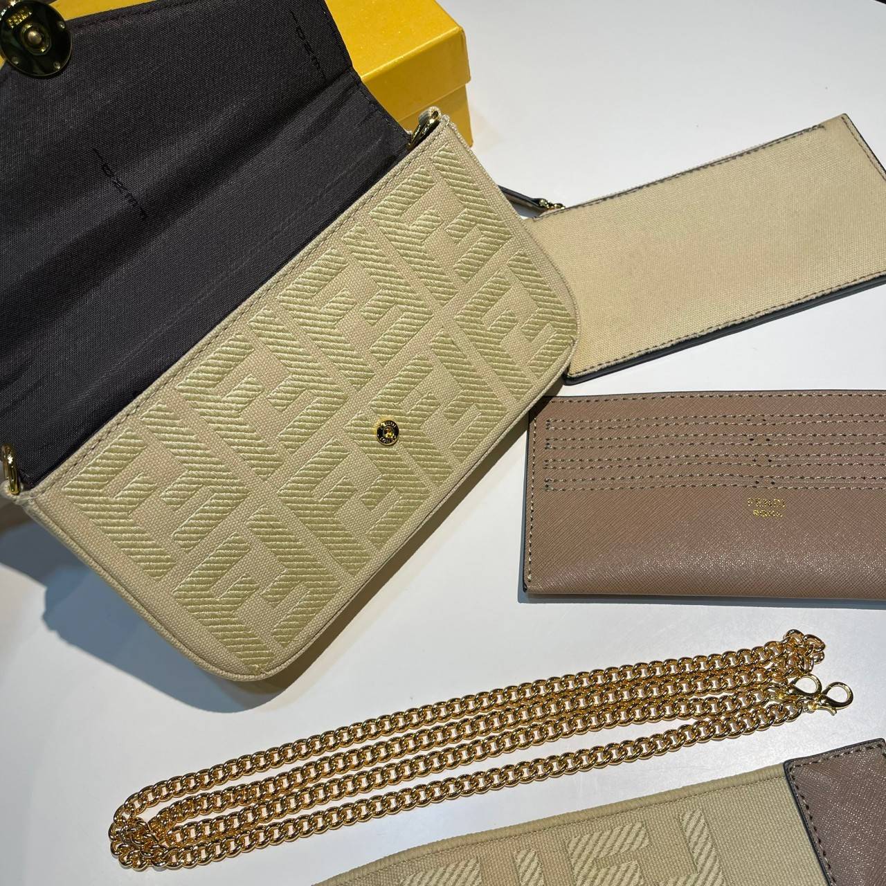 หนังแท้ Fendi Wallet On Chain With Pouches leather mini-bag กระเป๋าสะพายข้างทรงเหลี่ยมตกแต่งด้วยโลโก้ Fendi กระดุมแป๊ก มาพร้อมกระเป๋าด้านในแบบถอดได้ถึง 2ใบ สุดคุ้ม พร้อมสายโซ่และสายสปอร์ตถอดออกได้ ไอเท็มนี้ไม่ควรพลาดเลยค่าา