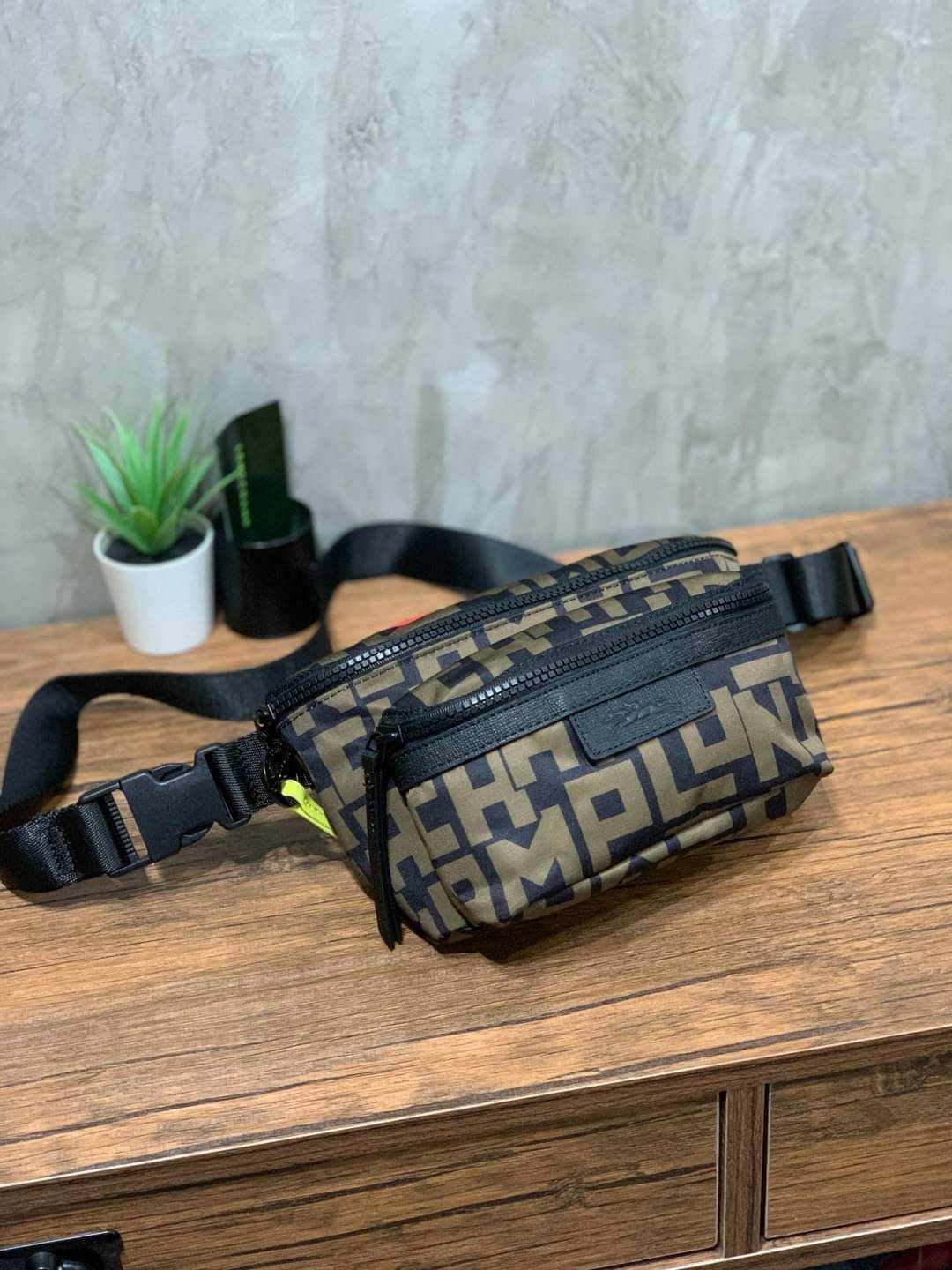 LONGCHAMP LE PLIAGE LGP BELT BAG M เท่ห์อย่างมีสไตล์กระเป๋าทรงคาดอกและคาดเอวดีไซน์แนวสปอร์ต เพิ่มความโดดเด่นทันสมัยด้วยลายซิกเนเจอร์