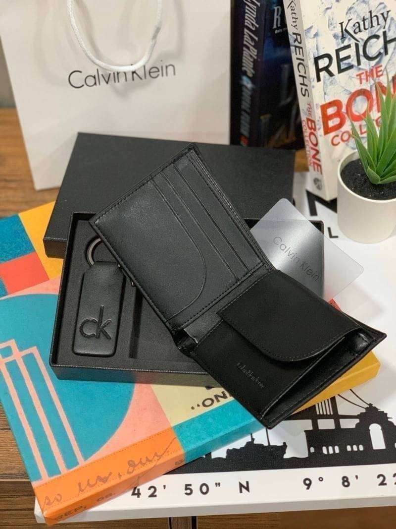 ของแท้ 💯% 】CALVIN KLEIN SHORT WALLET & KEY CHAIN SET เซ็ทสุดคุ้มกับอีกหนึ่งคอลเลคชั่นสำหรับคุณผู้ชาย ในเซ็ทประกอบไปด้วยกระเป๋าสตางค์ทรงสั้น ใช้งานง่าย