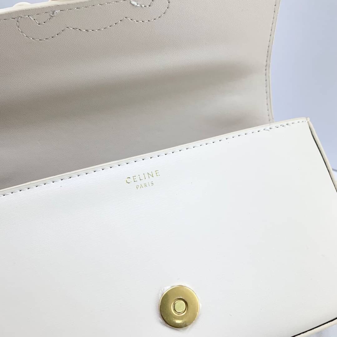 หนังแท้ CELINE CHAIN SHOULDER BAG CUIR TRIOMPHE IN SHINY CALFSKIN ANIS / CELINE TRIOMPHE SHOULDER BAG หนังแท้ทั้งใบสวยหรู แบบใหม่ล่าสุด โลโก้หนังคลาสิกที่สุดค่ะ จุของได้กำลังดี เหมาะกับสาวๆในวันที่อยากครอสบอดี้ชิลๆ ห้ามพลาดค่ะ!