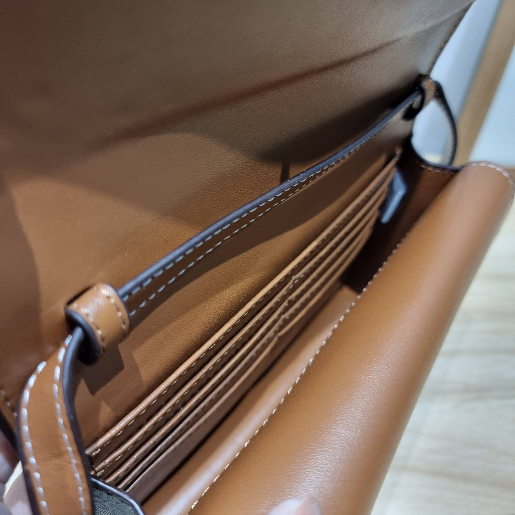 CELINE WALLET ON STRAP IN TRIOMPHE CANVAS AND LEATHER อีกหนึ่งรุ่นยอดนิยม กระเป๋าสะพายกึ่งคลัทช์ ในรูปแบบกระเป๋าสตางค์ ให้พกพาได้ง่าย ใส่ของสำคัญ มือถือ หรือบัตรต่างๆได้