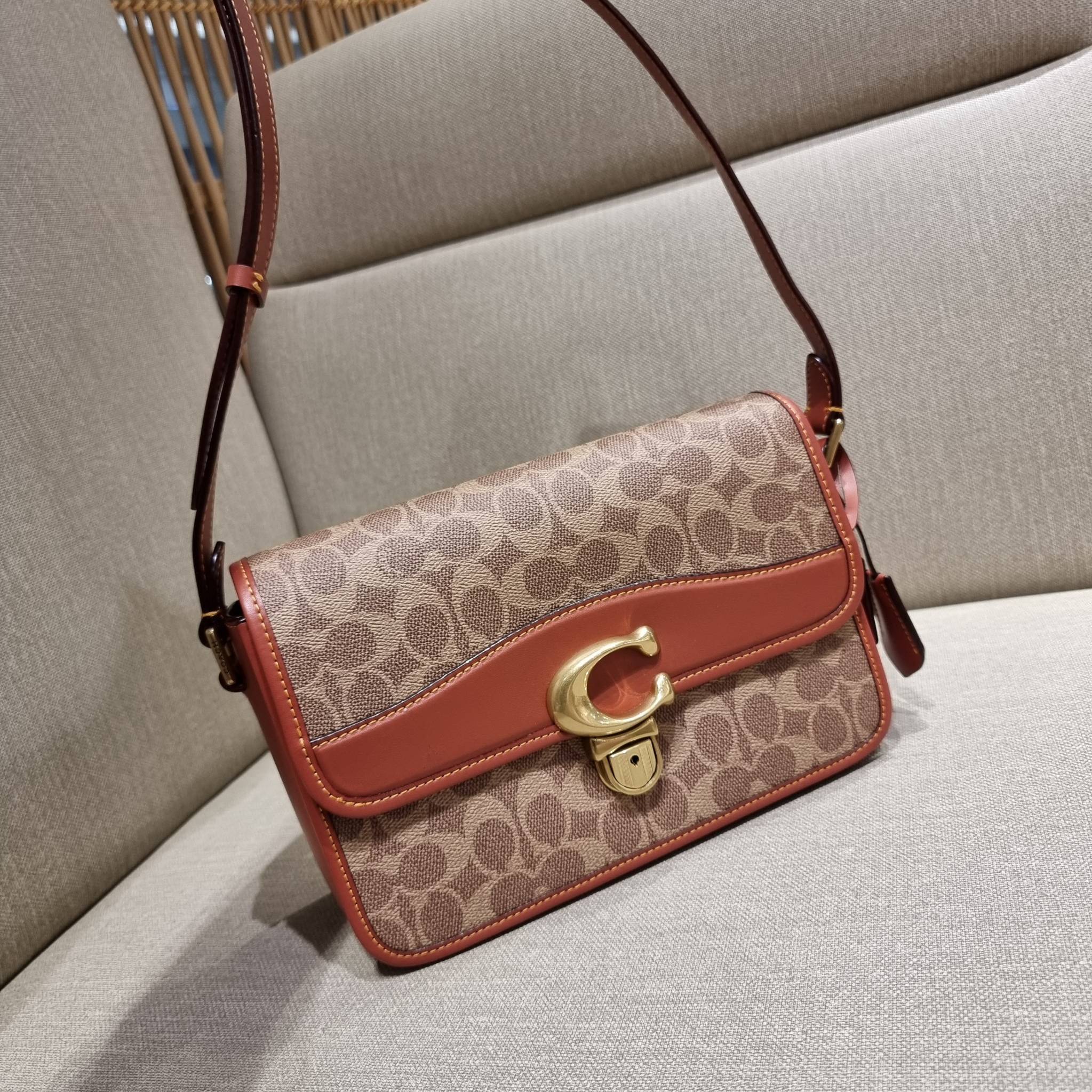 OUTLET 】COACH STUDIO SHOULDER BAG IN SIGNATURE CANVAS (C6639 C6640) สีใหม่รับความเฮง กับคอลเลคชั่นใหม่สุดอีกหนึ่ง!! มาแบบเลิศๆหรูๆมากแม่ กระเป๋าสะพายข้างลุคไฮน์ ที่ดีไซน์ออกมาได้ปัง และดูแพงมากๆ ด้วยดีเทลคลาสสิคผสานความเป็นเอกลักษณ์ เรียบง่ายแต่แฝงความมีด