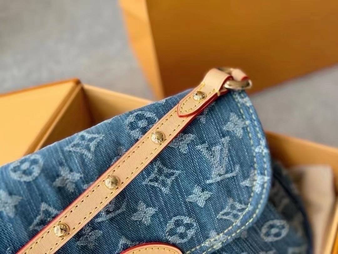 LV Sunset Denim Bag กระเป๋าสะพายไหล่เดนิมแต่งขาดเท่ห์ๆ แรงมากฉุดไม่อยู่ กับกระแสคอลใหม่ lvremix ดีไซน์แบบตัวมัม y2k รูปทรง baguette สวยดูแพง ใบนี้ก็ฉ่ำสุดๆ