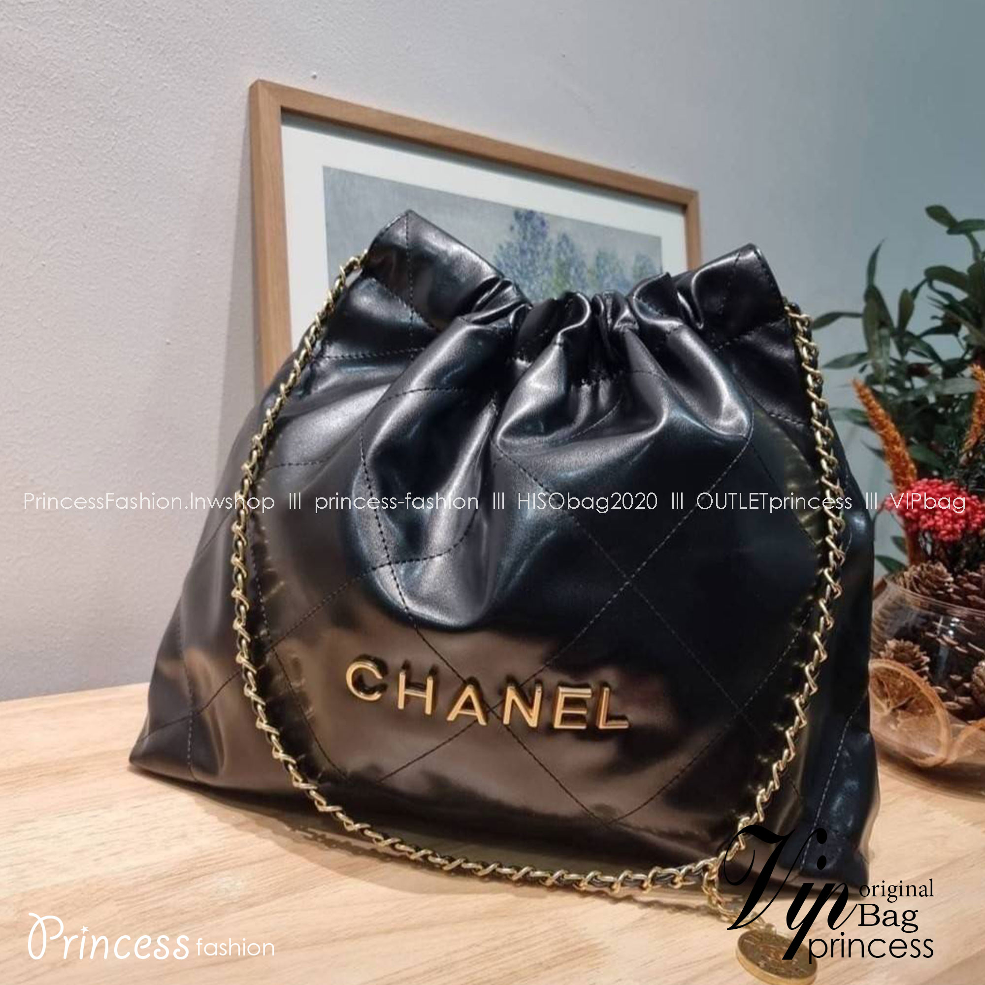 Chanel 22 bag เกินต้านที่สุดกับไอเท็มนี้ ที่สาวๆหรือใครๆก็ต้องมีแล้ว!! แค่เห็นก็หลงรัก กระเป๋าทรงสวย ดีเทลเรียบแต่มีความหรูแอบซ่อนอยู่ ด้วยดีไซน์สายสะพายโซ่สีทอง และโลโก้อันโดดเด่น